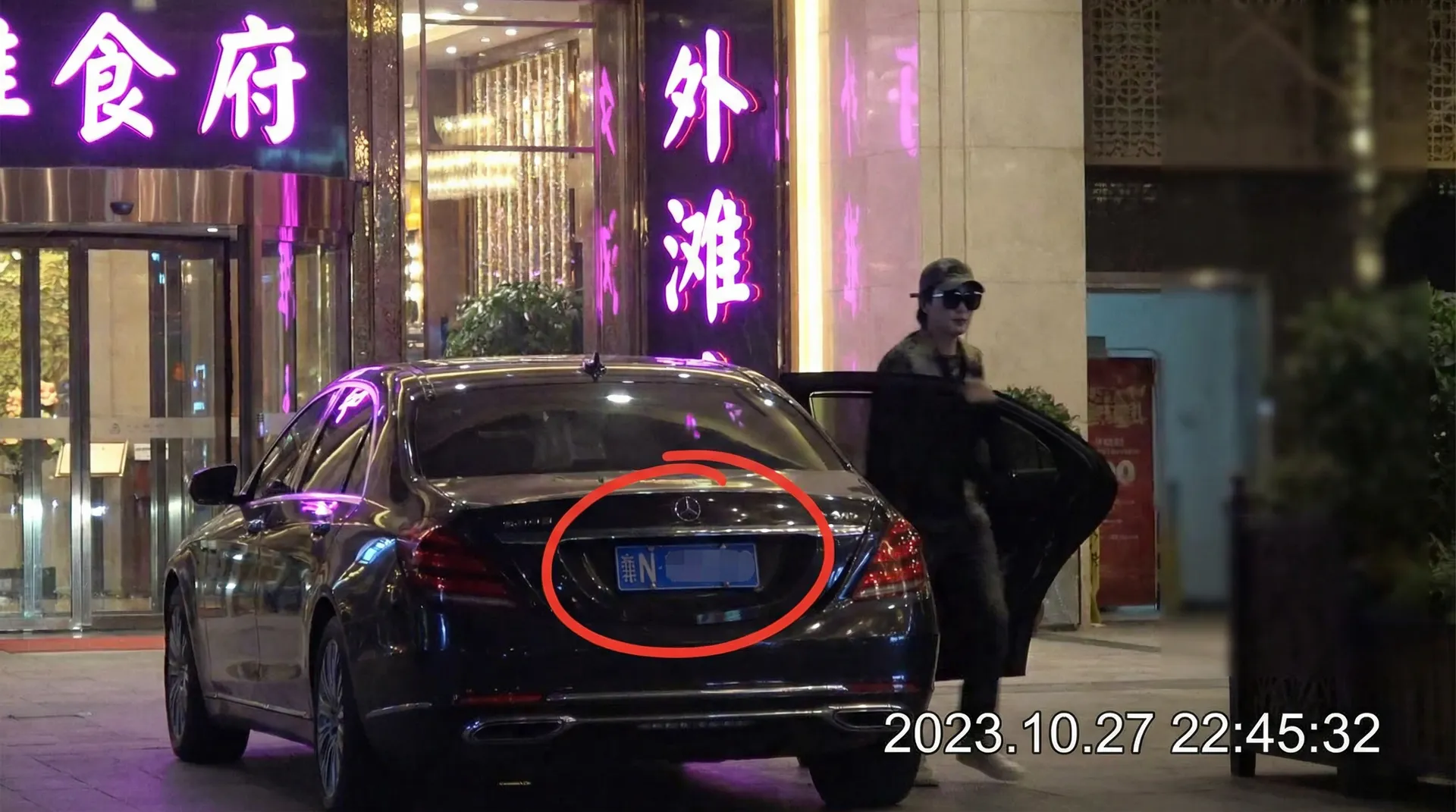 飞龙官网 - 豪车餐厅外偷拍
